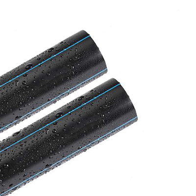 Watervoorziening Zwarte HDPE-buizen met blauwe streep gesneden naar maat Voorzien van een monster